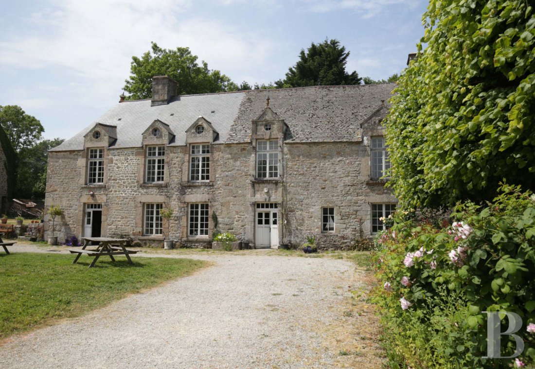 An 18th century chateau and its outbuildings spread across the heights of Val de Saire  in the Cotentin - photo  n°6